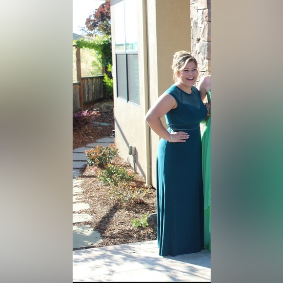 Emerald Green Dress with capped sleeves and leg slit - Picture 3 of 3